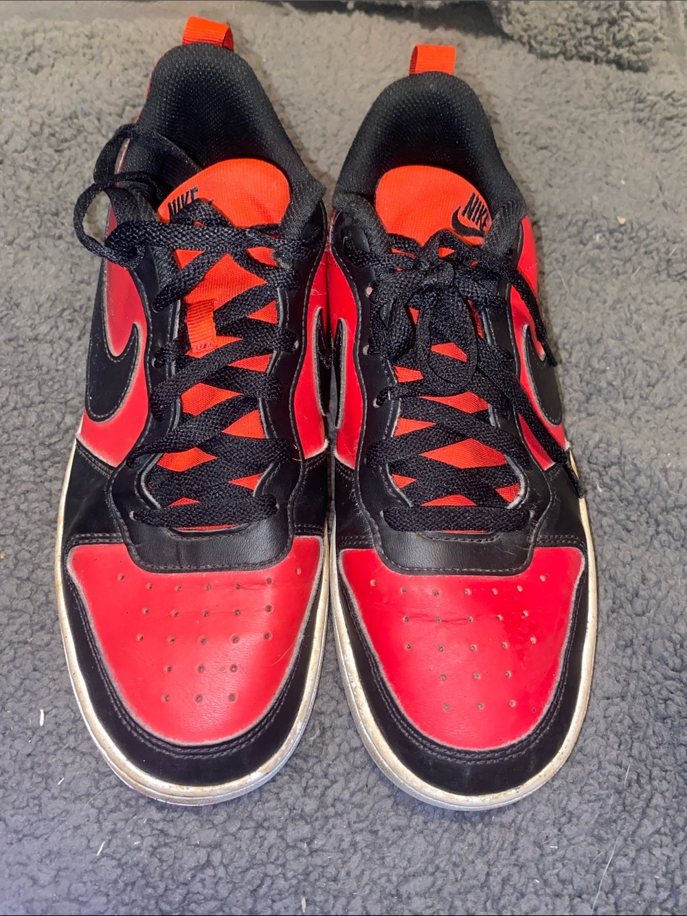 Nike Men’s Black and Red Low-Top Sneakers